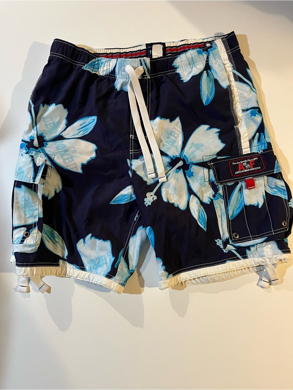 Abercrombie & Fitch Navy Blue Floral Cargo Shorts Size: Large